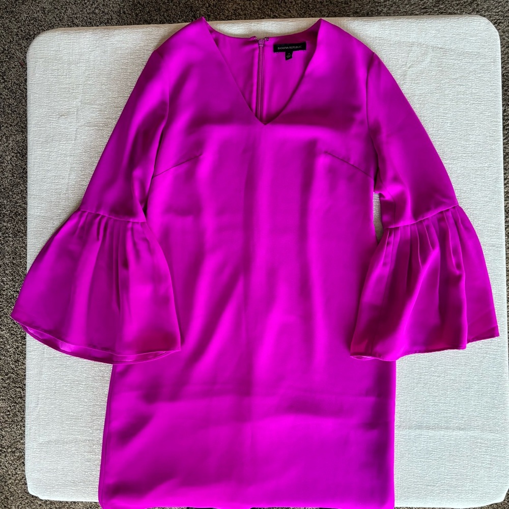 Elegant Banana Republic Magenta V-Neck Bell Sleeve Shift Dress. Size 4 - Picture 2 of 7